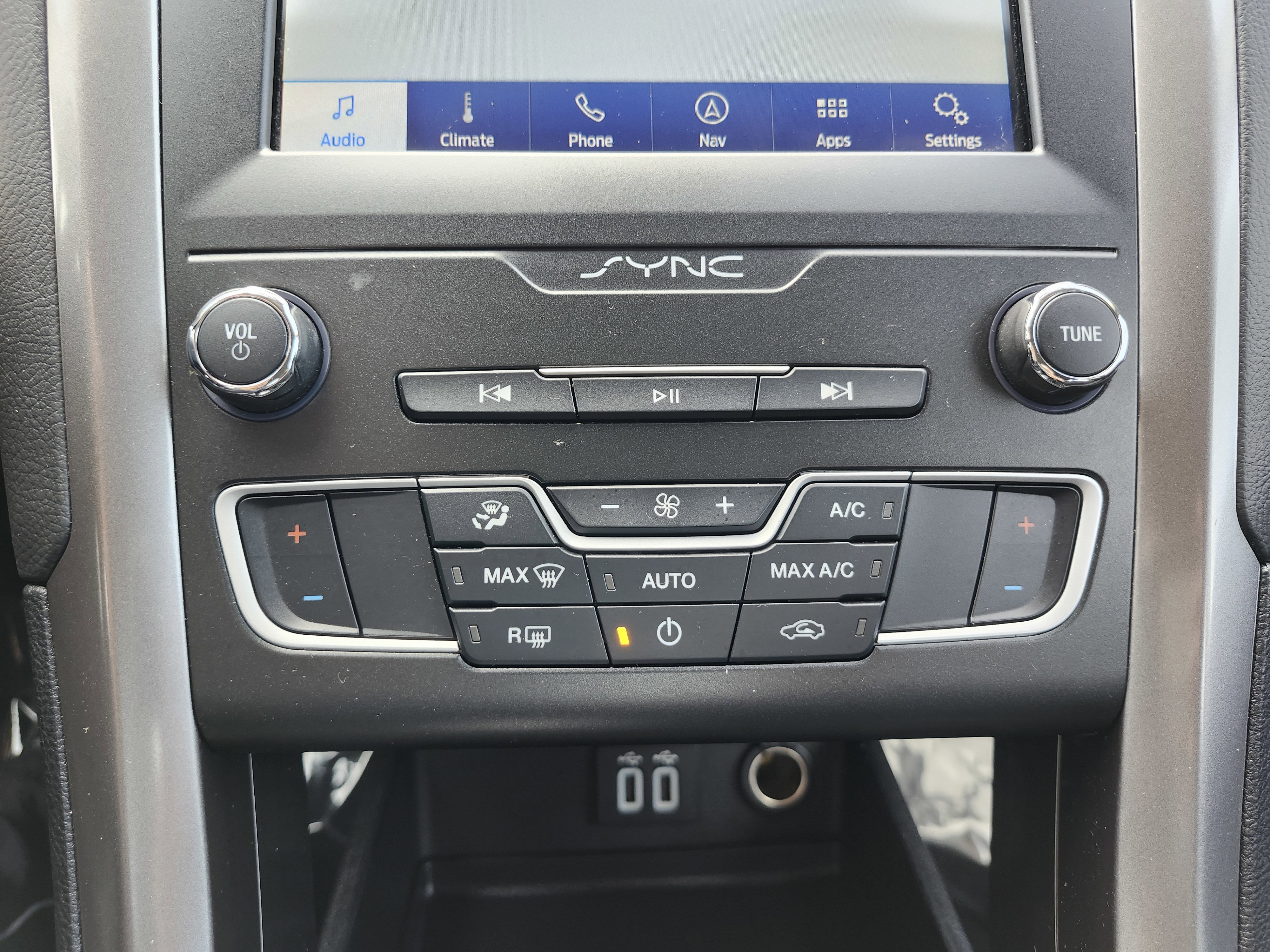 Used 2020 Ford Fusion SE FWD image 32