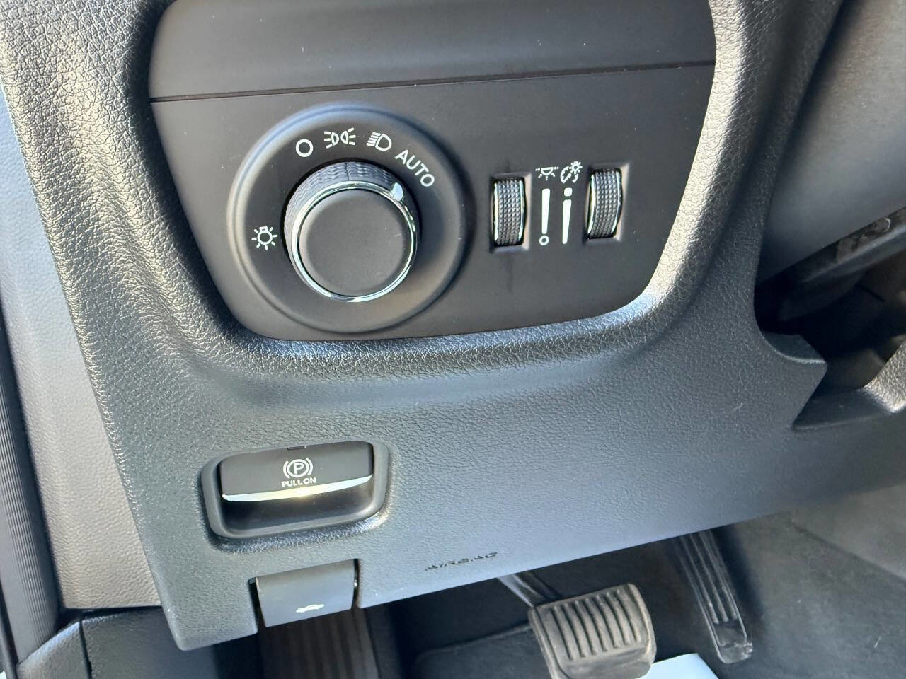 Used 2023 Jeep Grand Cherokee Laredo w/ Luxury Tech Group I image 21