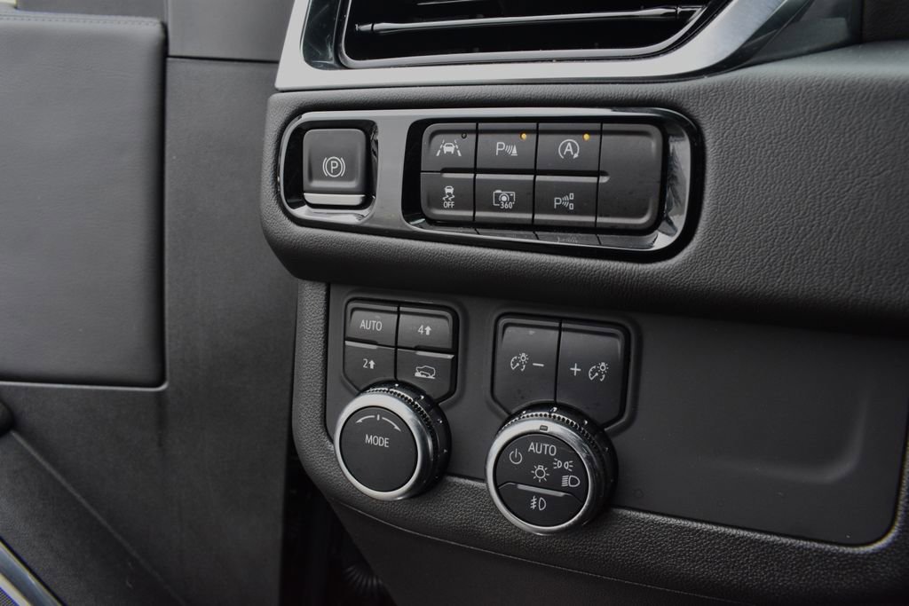 Used 2025 GMC Yukon Denali w/ Sun & Power Step Package image 15