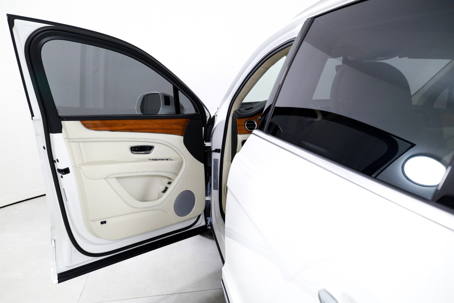 Used 2023 Bentley Bentayga Plug-In Hybrid image 10