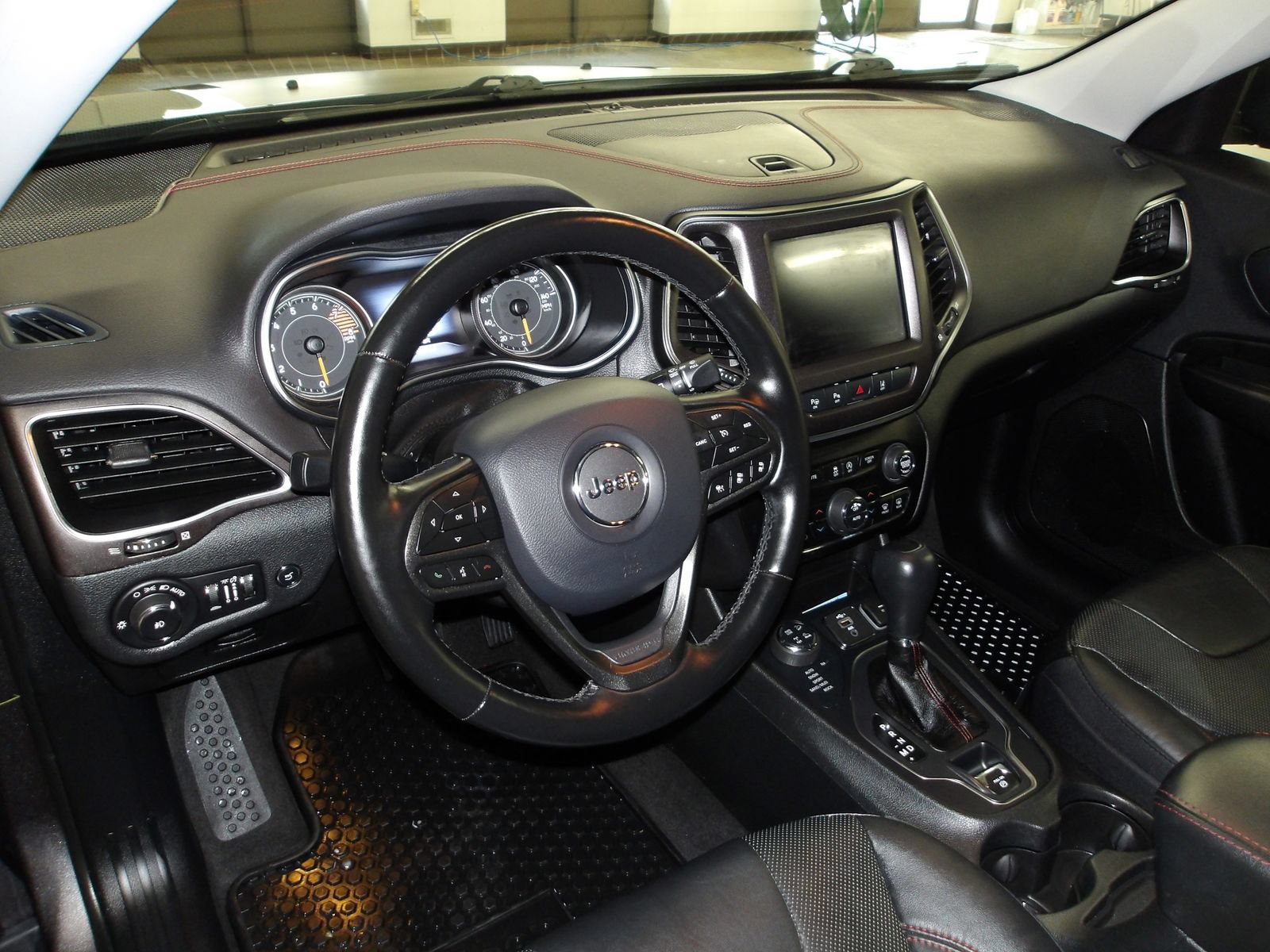 Used 2020 Jeep Cherokee Trailhawk AWD/4WD image 9