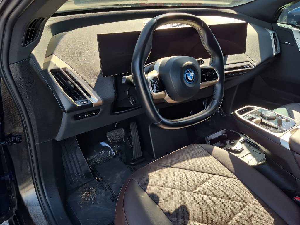 Used 2024 BMW iX xDrive50 w/ Sport Package AWD/4WD image 8