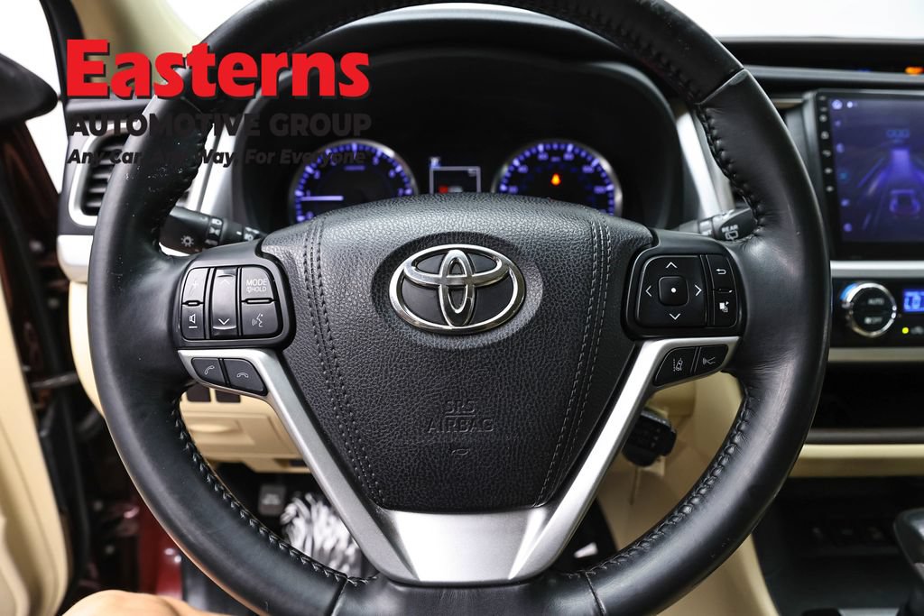 Used 2018 Toyota Highlander Plus AWD/4WD image 10