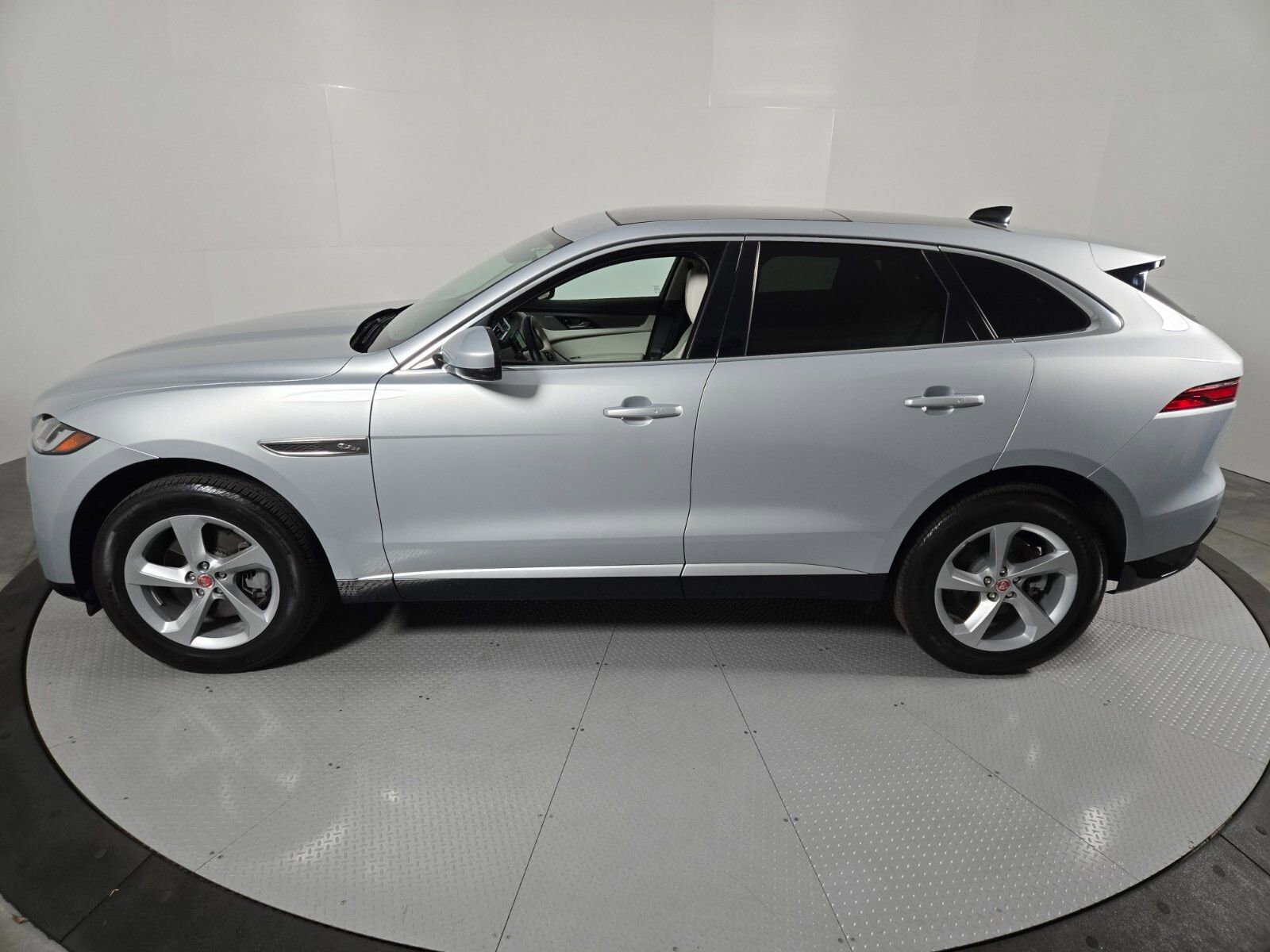 Used 2023 Jaguar F-PACE S image 33