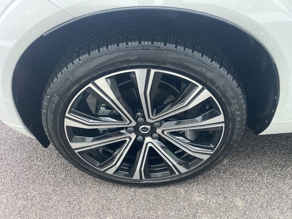 Certified 2023 Volvo XC60 B5 Ultimate image 12