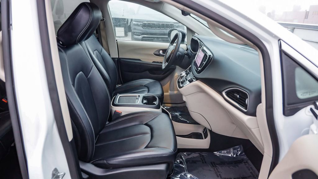 Certified 2024 Chrysler Pacifica Touring-L image 17