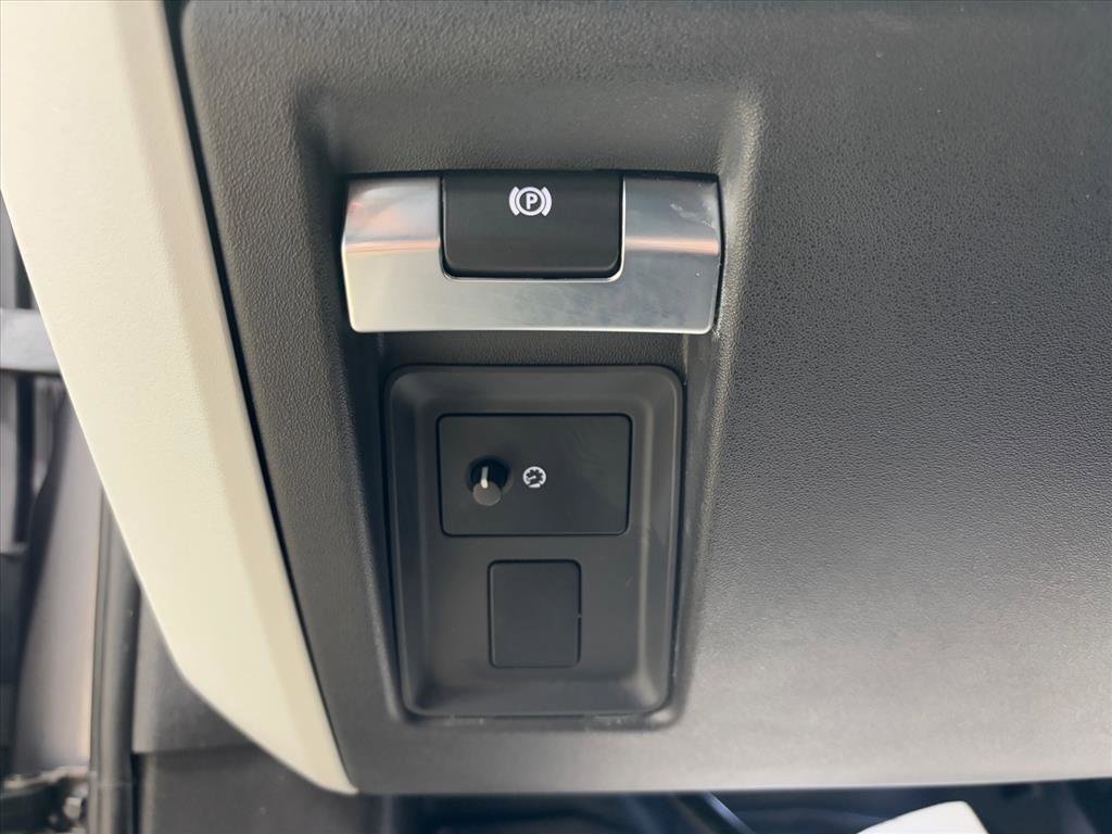 Used 2023 Land Rover Defender 130 SE image 21