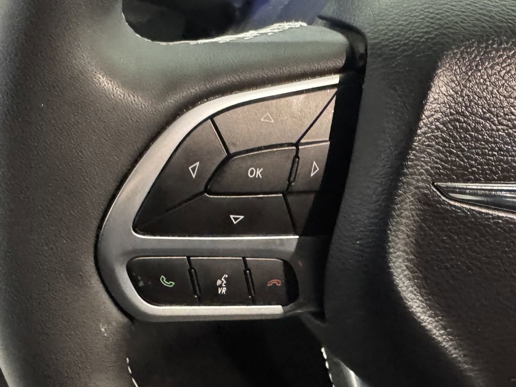 Used 2025 Chrysler Pacifica Select FWD image 5