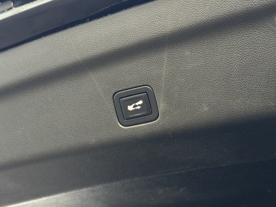 Used 2021 Chevrolet Suburban RST w/ Luxury Package image 33