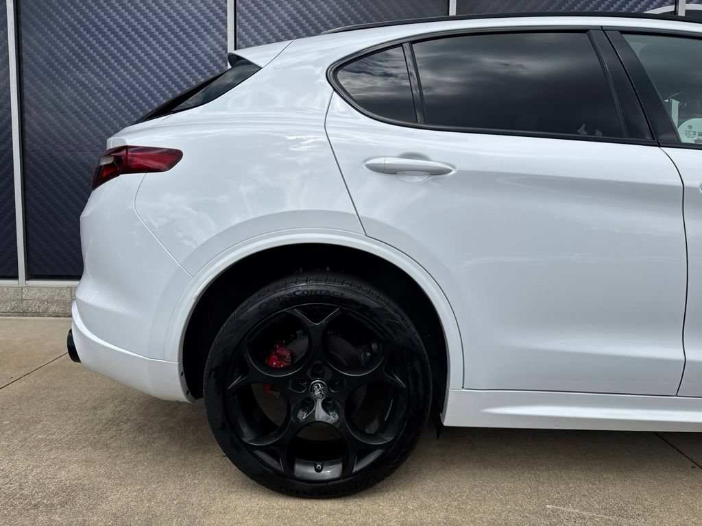 Used 2023 Alfa Romeo Stelvio Veloce AWD/4WD image 5