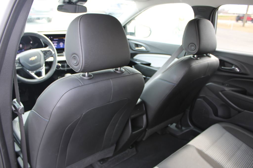 Used 2025 Chevrolet Trax LT w/ LT Convenience Package image 22