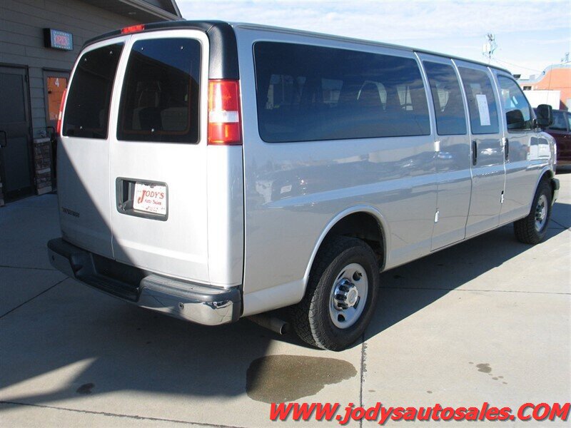 Used 2017 Chevrolet Express 3500 LT w/ LT Preferred Equipment Group RWD image 30