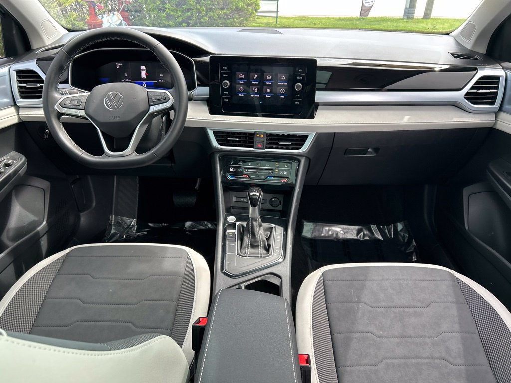 Certified 2025 Volkswagen Taos SE w/ Panoramic Sunroof Package FWD image 10