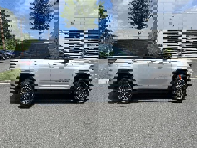 Used 2023 Jeep Grand Cherokee Trailhawk w/ Advanced Protech Group II image 9