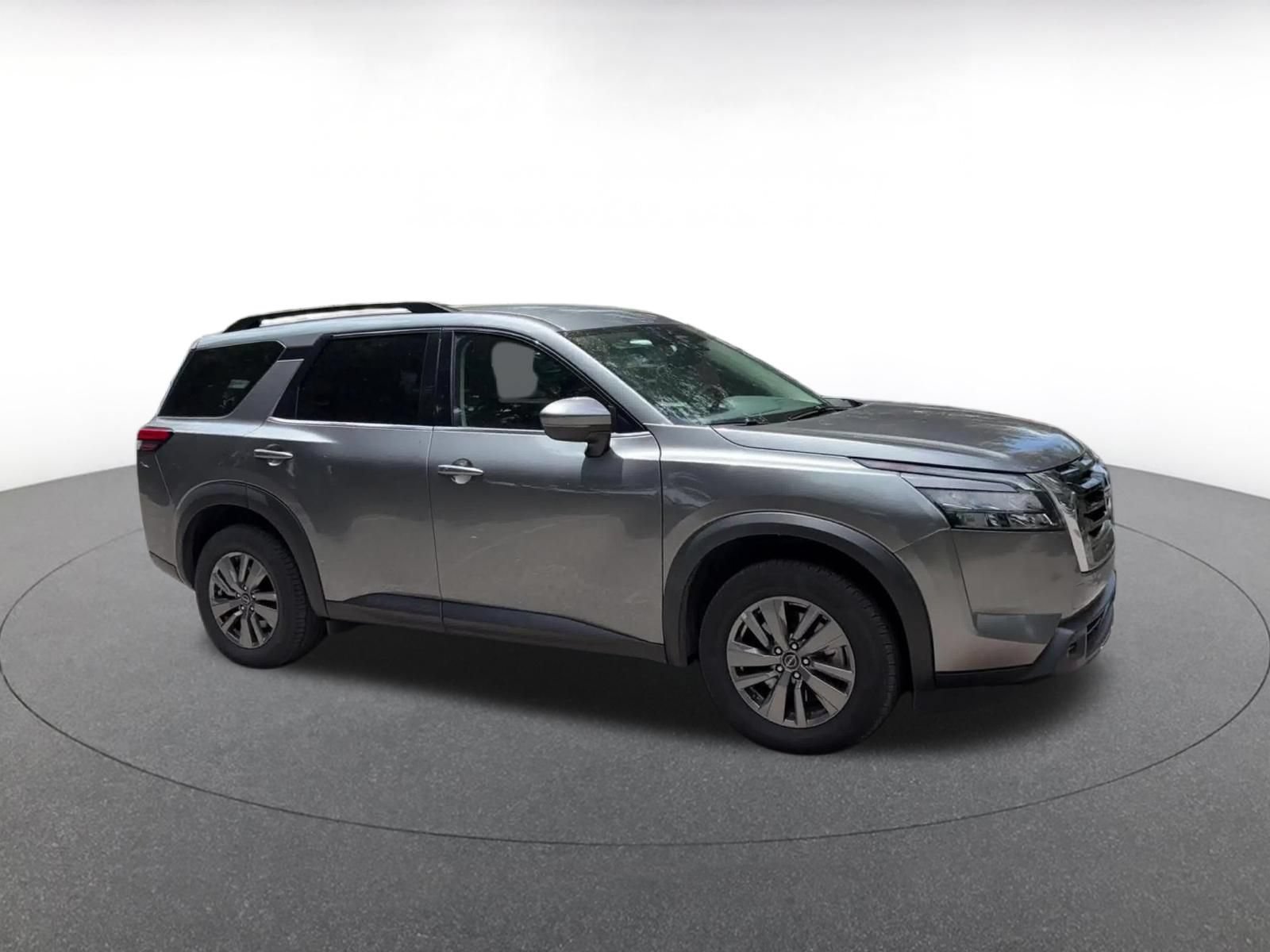 Used 2025 Nissan Pathfinder SV FWD image 2
