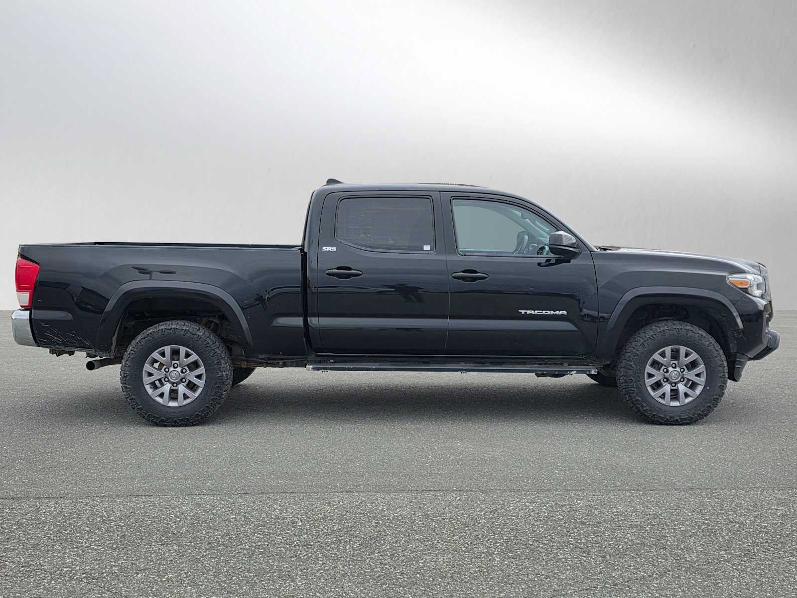 Used 2017 Toyota Tacoma SR5 w/ Tow Package AWD/4WD image 2