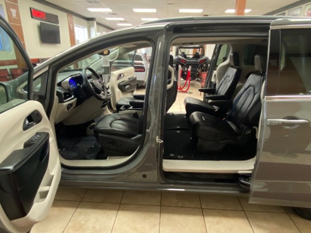 Used 2022 Chrysler Pacifica Touring-L image 14