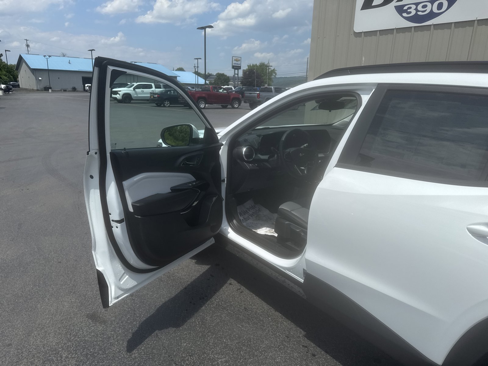 New 2026 Chevrolet Trax LT w/ LT Convenience Package FWD image 9