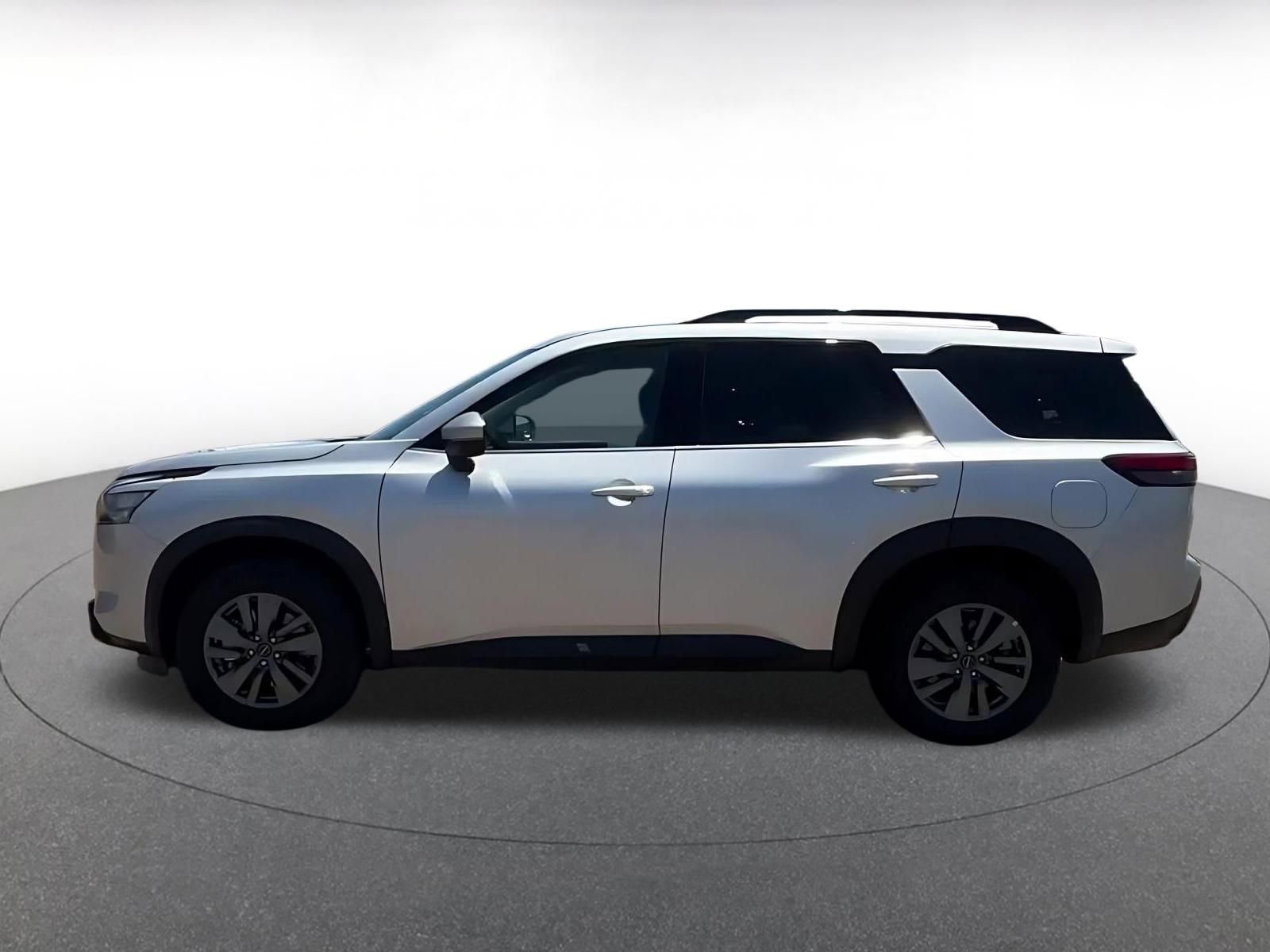 Used 2025 Nissan Pathfinder SV FWD image 9