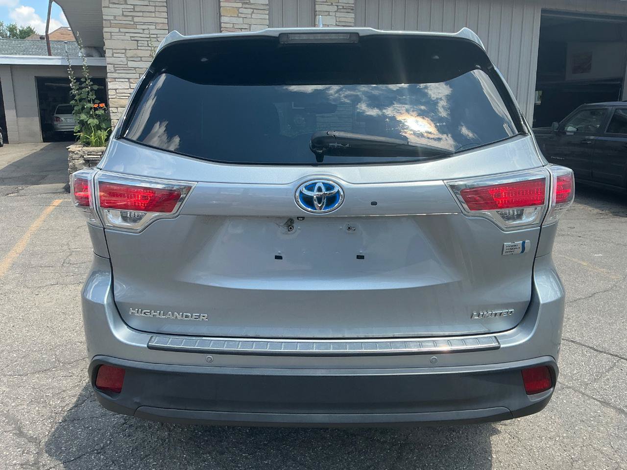Used 2015 Toyota Highlander Limited w/ Driver Technology Package AWD/4WD image 3