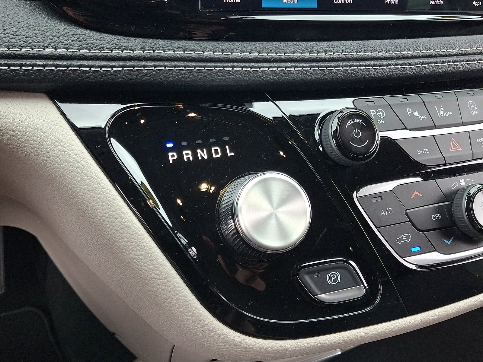 Certified 2024 Chrysler Pacifica Touring-L AWD/4WD image 14