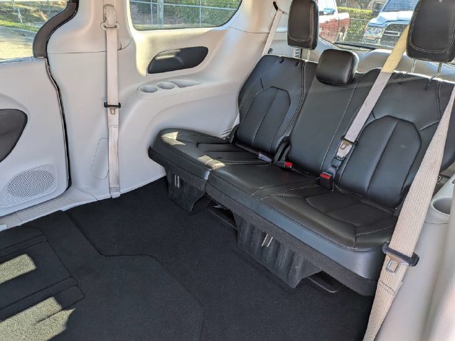 Used 2024 Chrysler Pacifica Touring-L FWD image 14