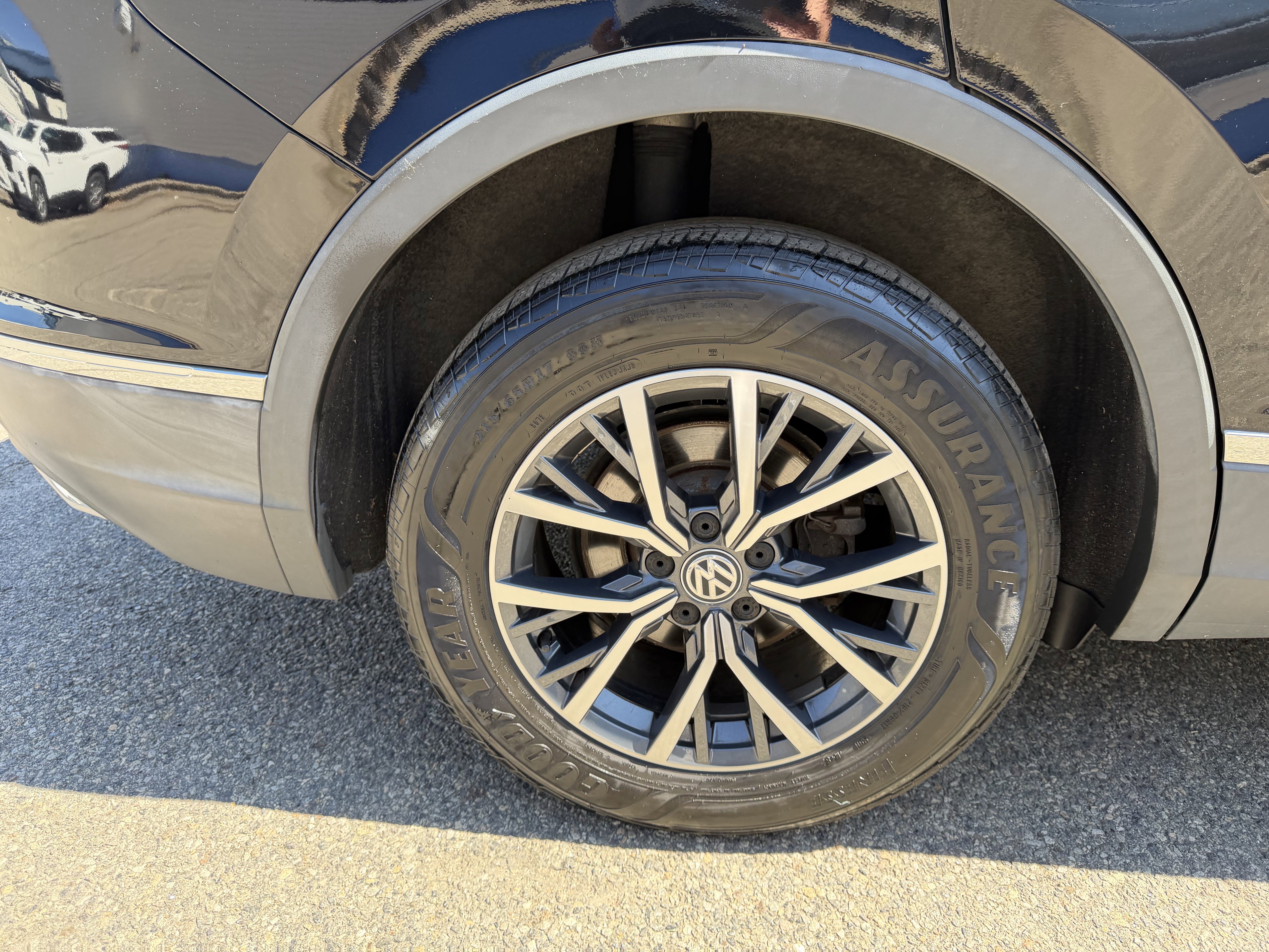 Used 2020 Volkswagen Tiguan SE w/ Panoramic Sunroof Package image 10