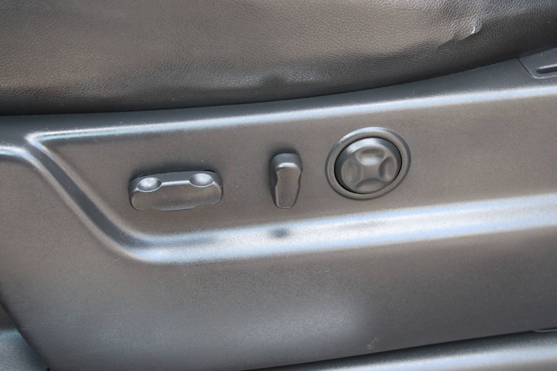 Used 2013 Chevrolet Avalanche LTZ AWD/4WD image 14