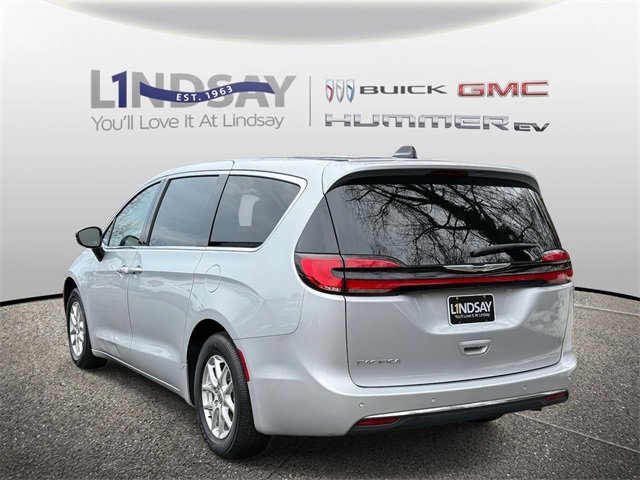 Used 2024 Chrysler Pacifica Touring-L image 4