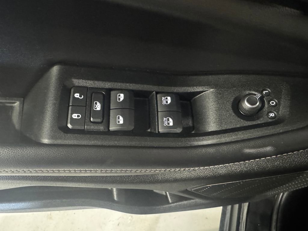 Used 2025 Jeep Grand Cherokee Altitude AWD/4WD image 18