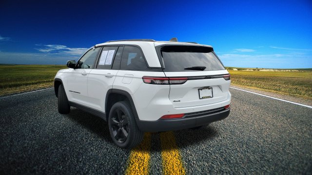 Certified 2023 Jeep Grand Cherokee Altitude AWD/4WD image 2