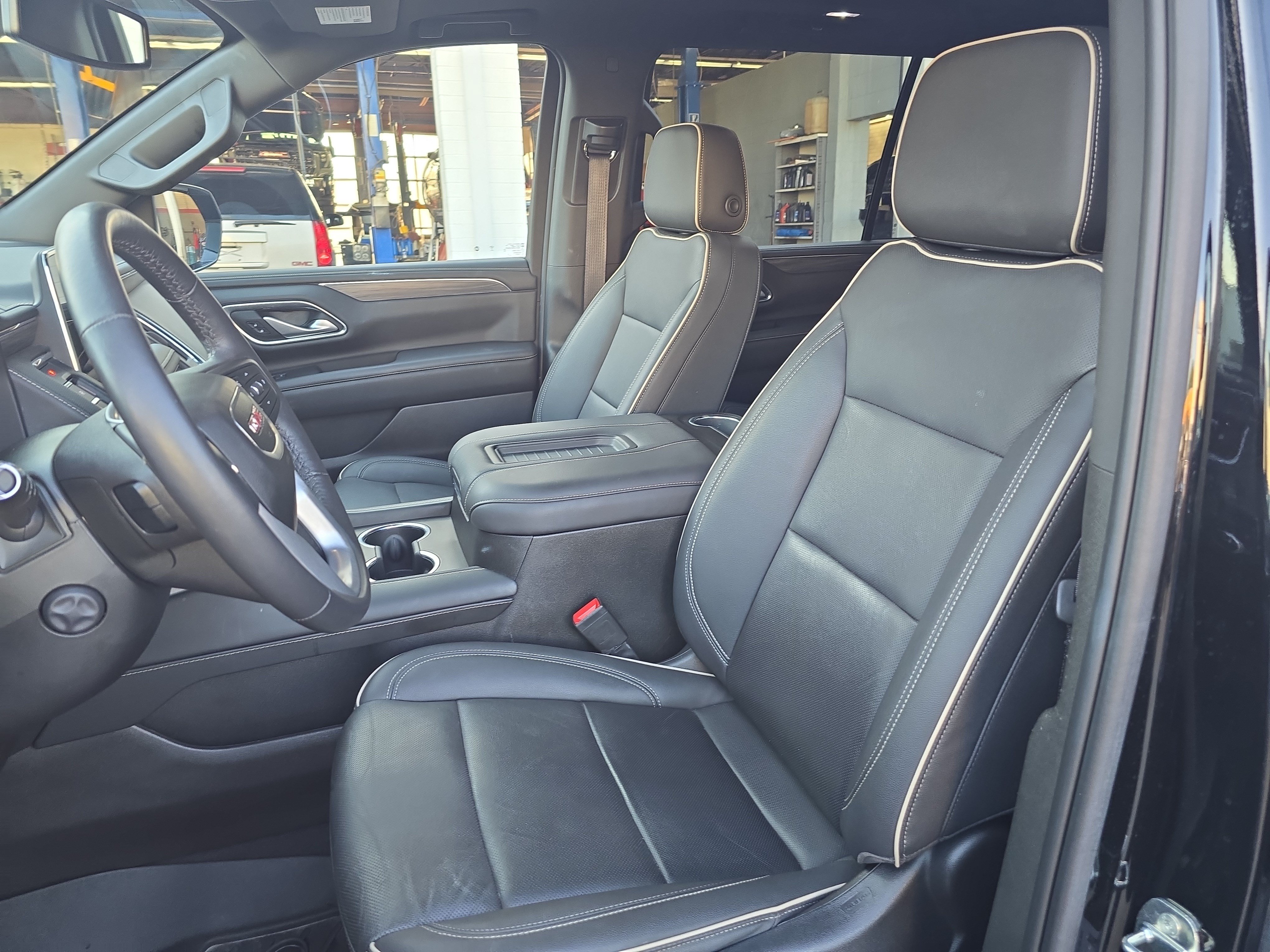 Used 2022 GMC Yukon XL SLT w/ SLT Premium Package AWD/4WD image 16