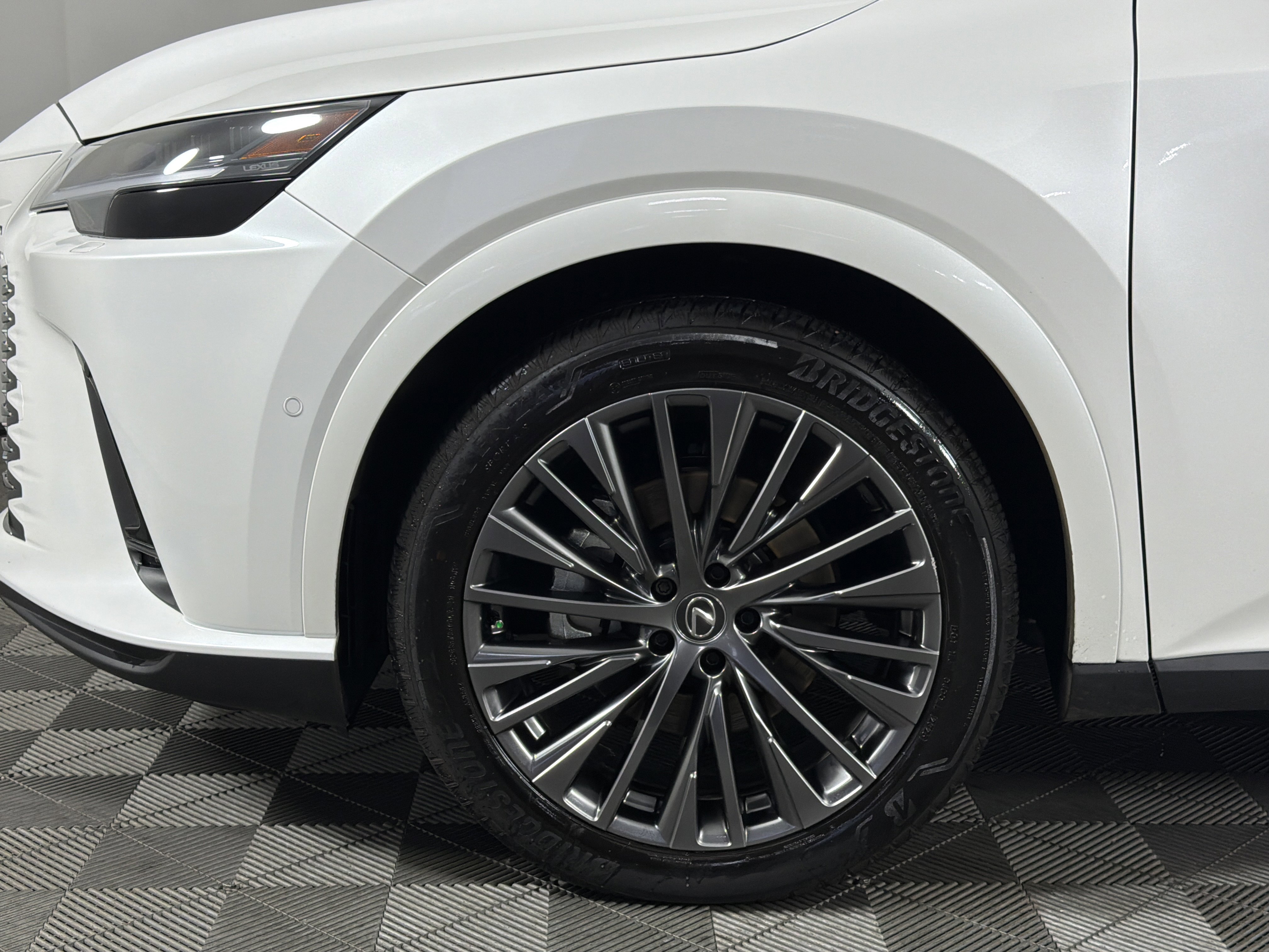 Used 2025 Lexus RX 450h AWD w/ Luxury Package image 4