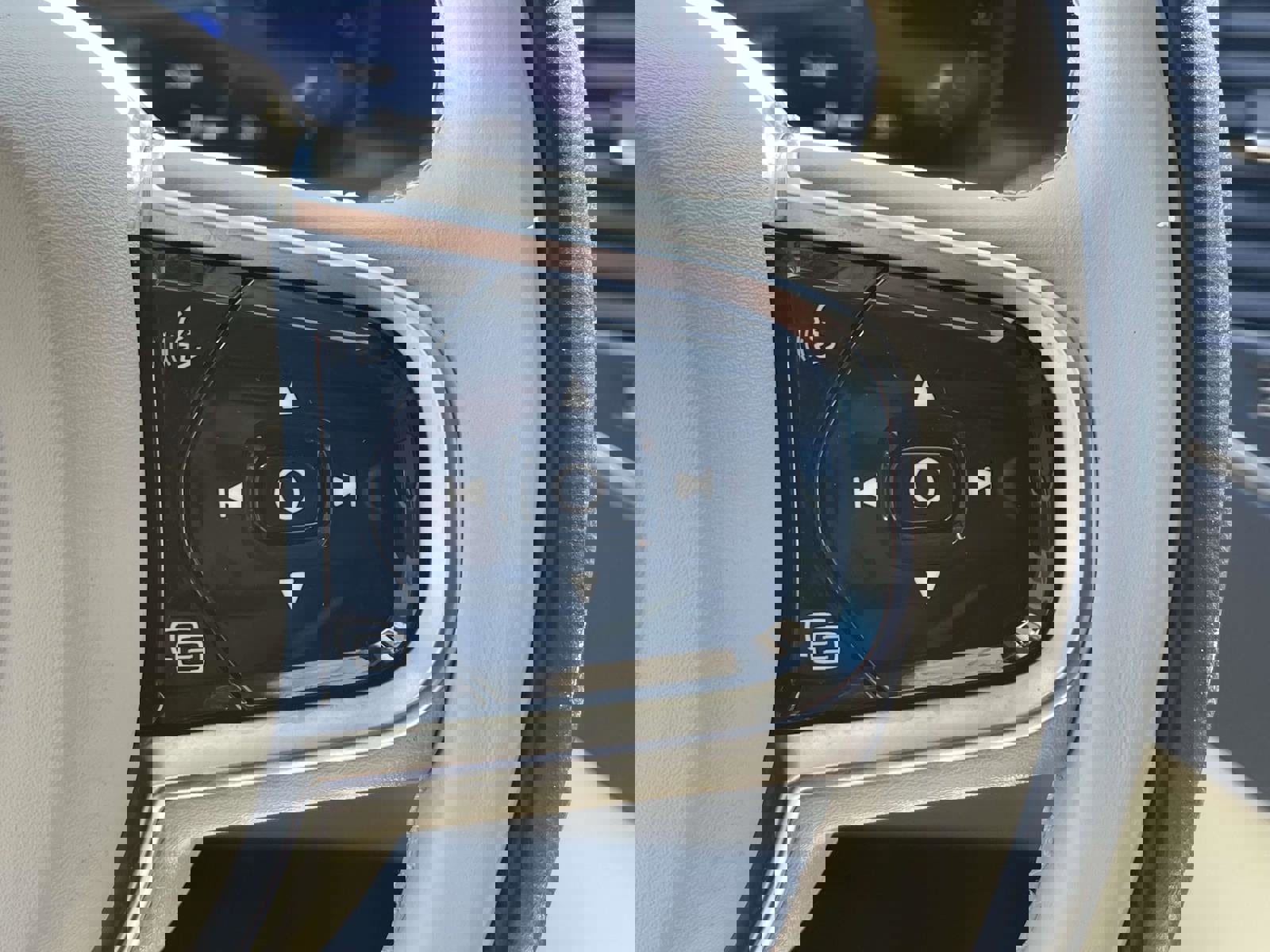 Used 2023 Volvo XC90 B6 Core w/ Protection Package Premier image 24