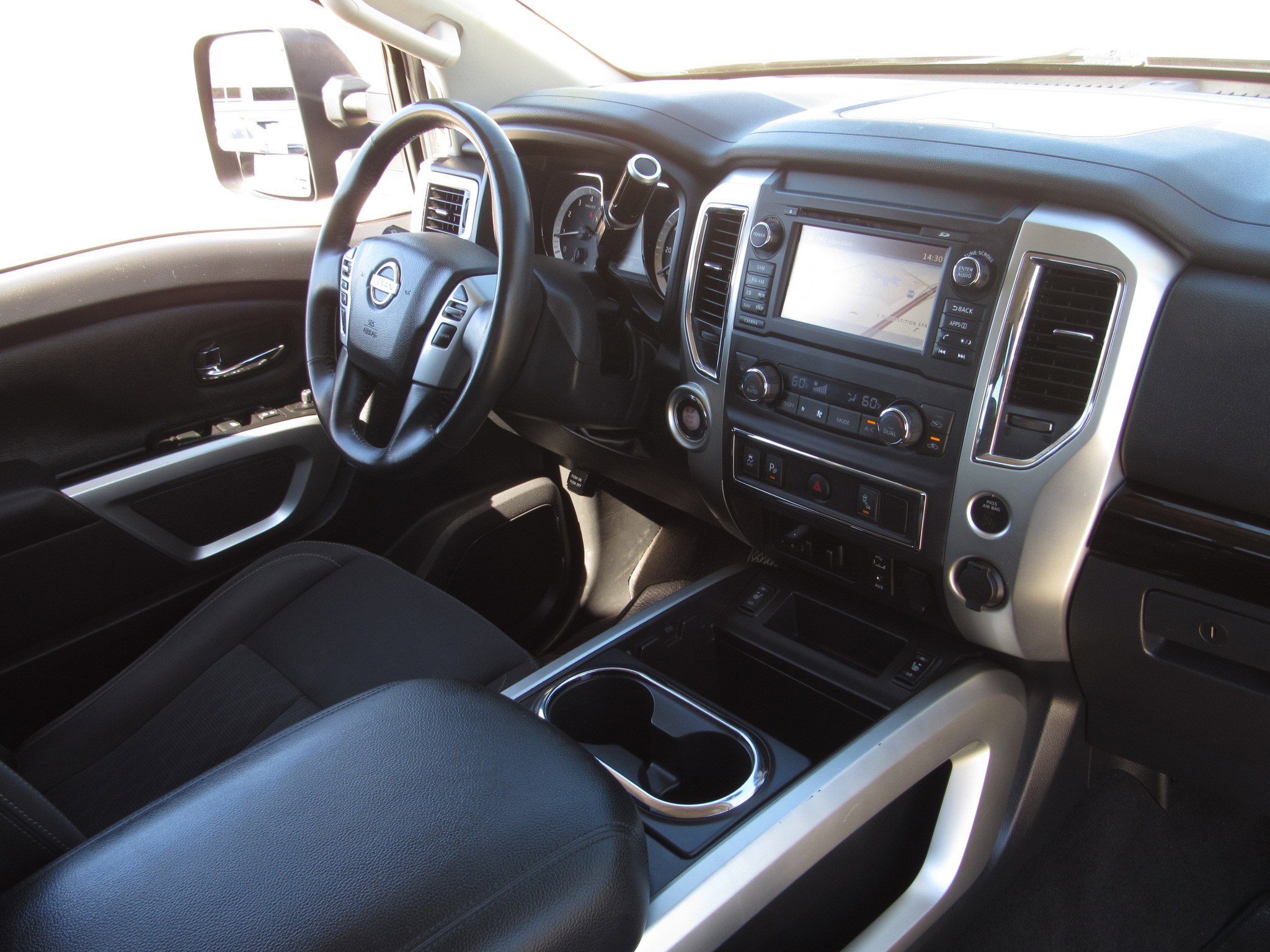 Used 2017 Nissan Titan SV image 10