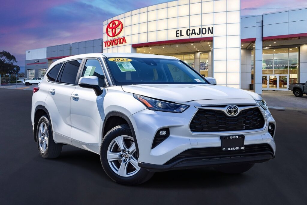 Used 2023 Toyota Highlander LE AWD/4WD image 1