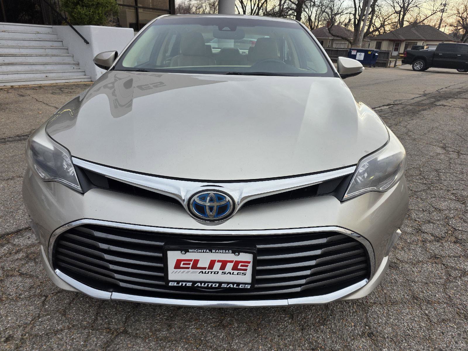 Used 2018 Toyota Avalon Limited FWD image 2