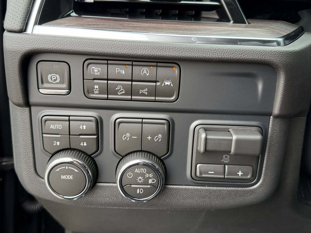 New 2026 Chevrolet Suburban Premier w/ Sun And Tow Package AWD/4WD image 22