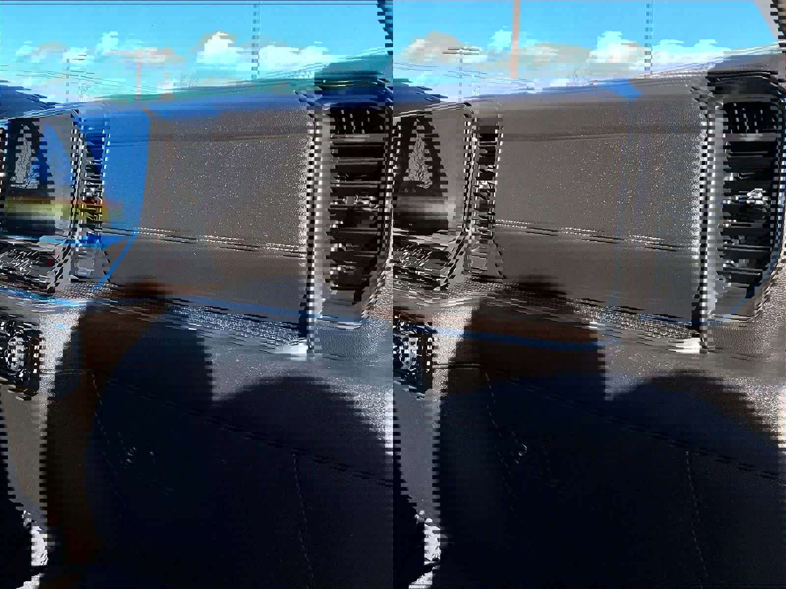 Used 2022 Chevrolet Silverado 1500 LT image 21