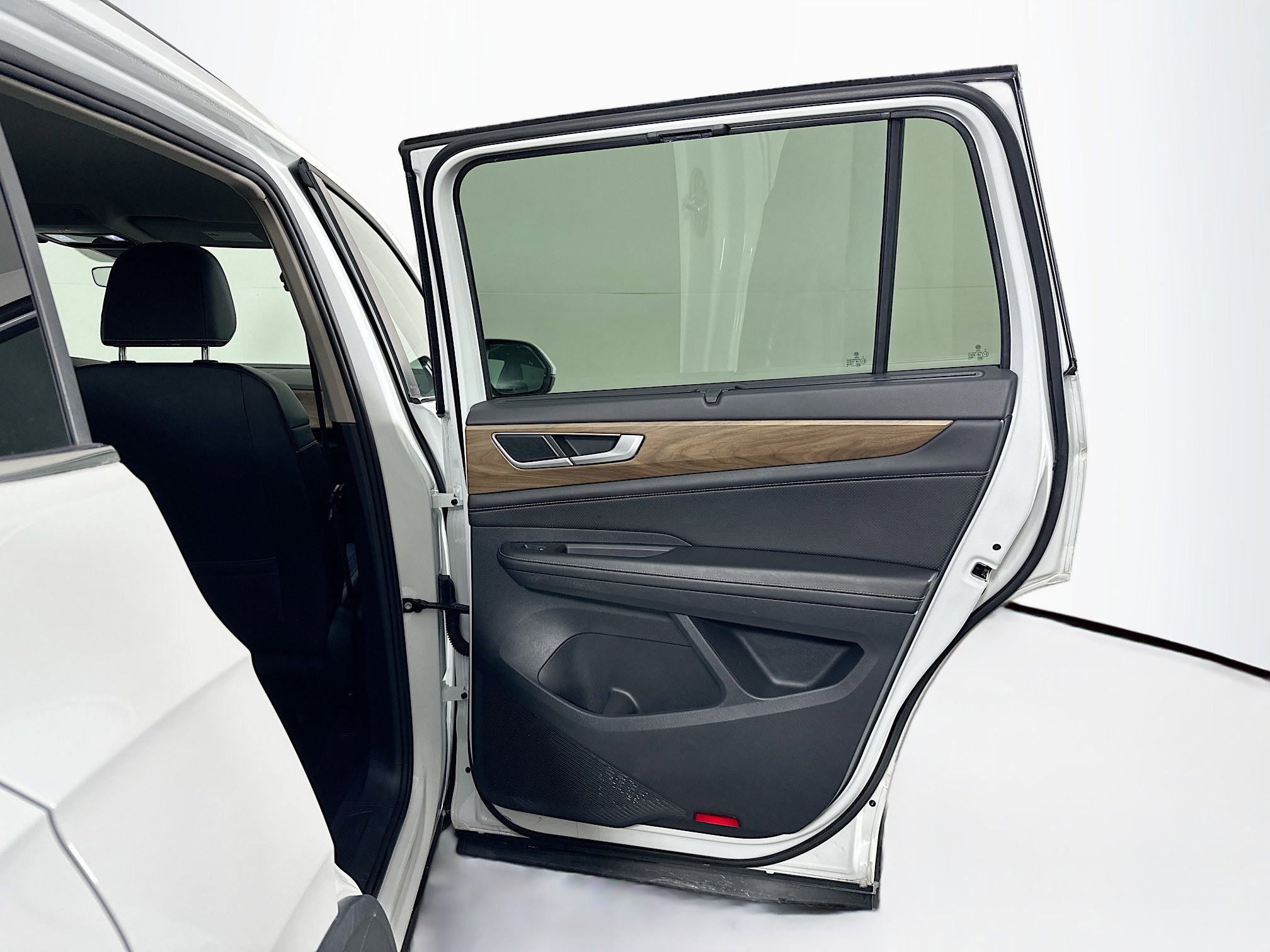 Used 2025 Volkswagen Atlas SE image 31