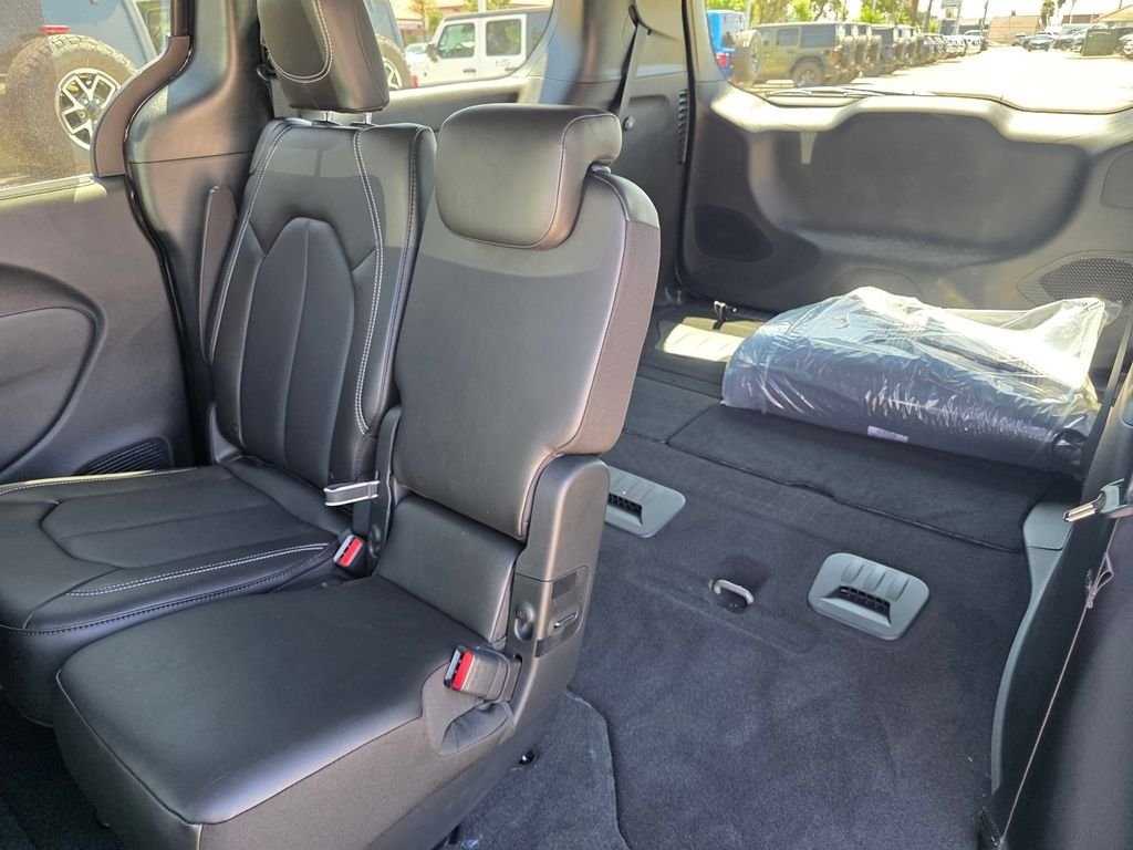 New 2027 Chrysler Pacifica Select w/ Family Tech Group FWD image 9