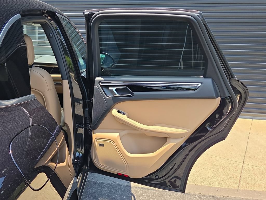 Certified 2026 Porsche Macan AWD/4WD image 22