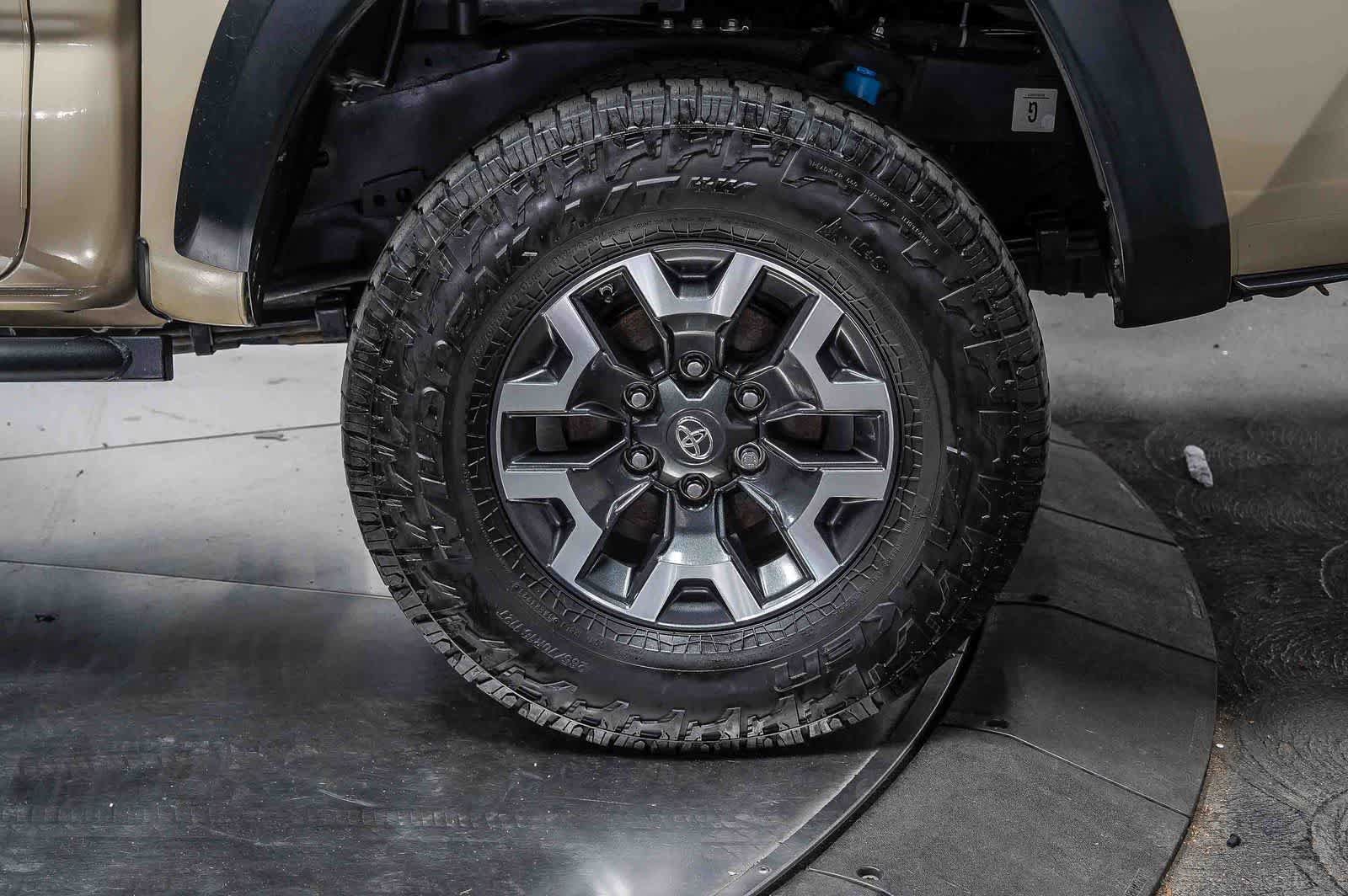 Used 2019 Toyota Tacoma TRD Off-Road w/ Technology Package AWD/4WD image 10