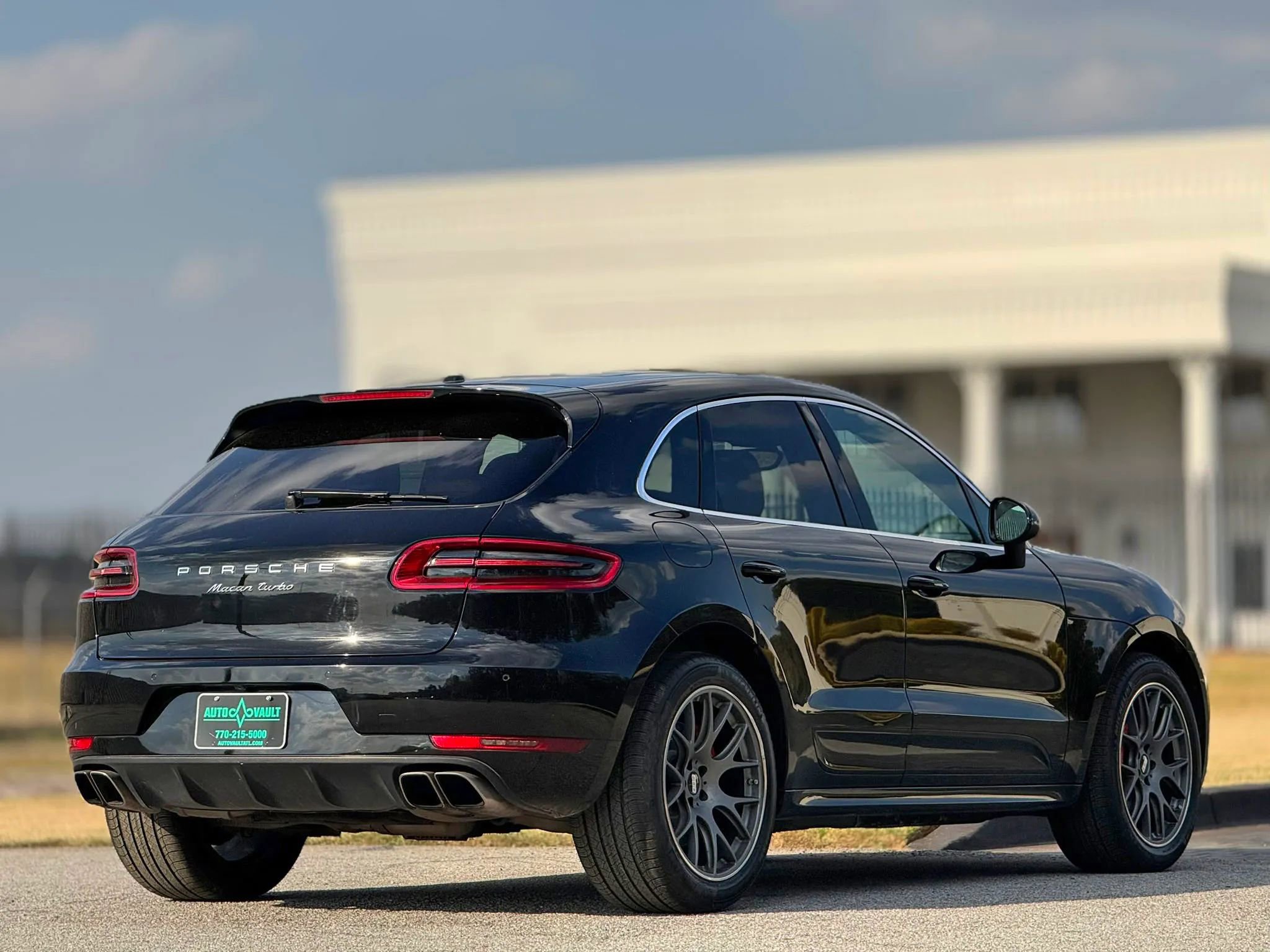 Used 2015 Porsche Macan Turbo image 9
