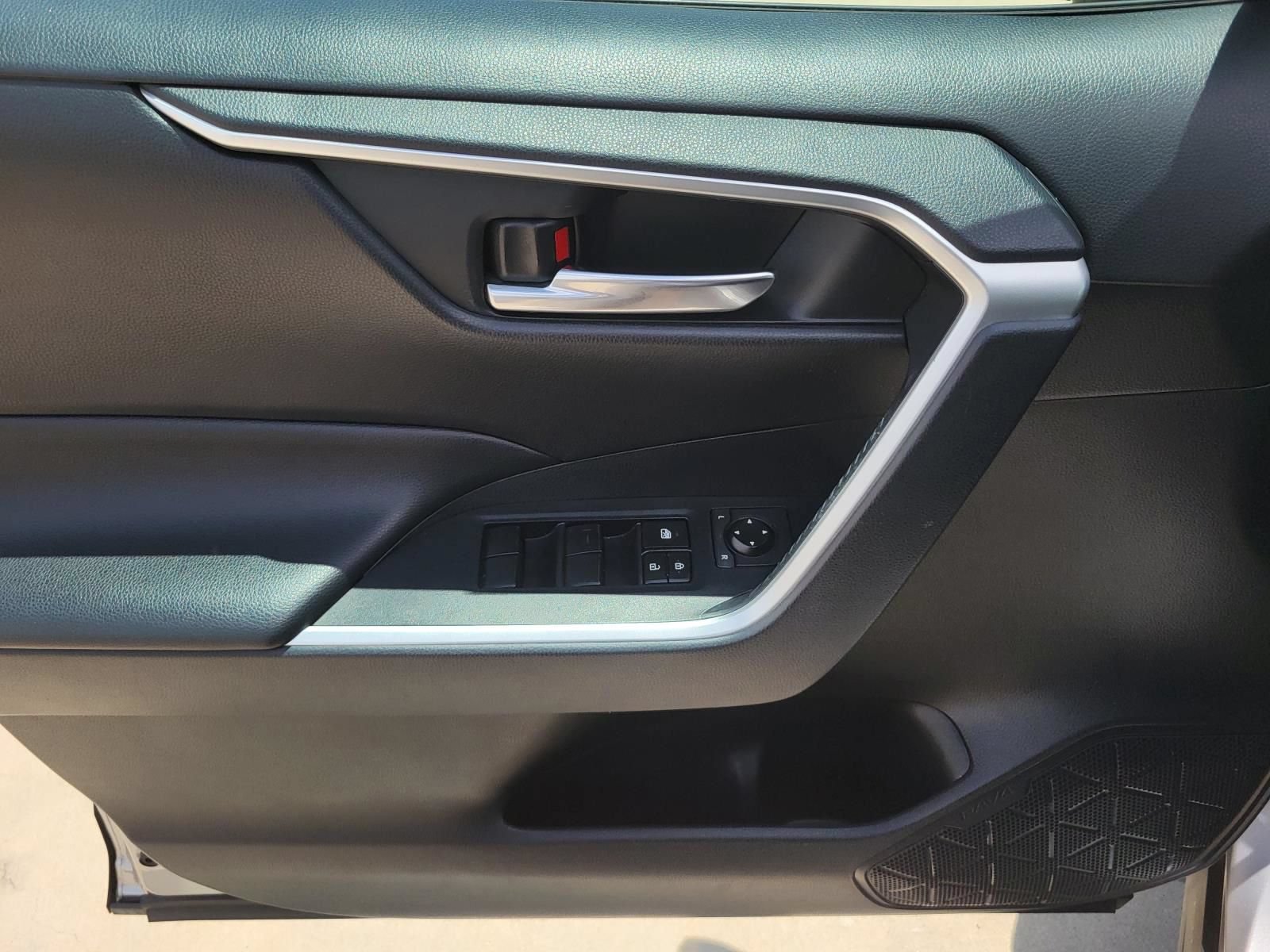 Used 2019 Toyota RAV4 XLE FWD image 16