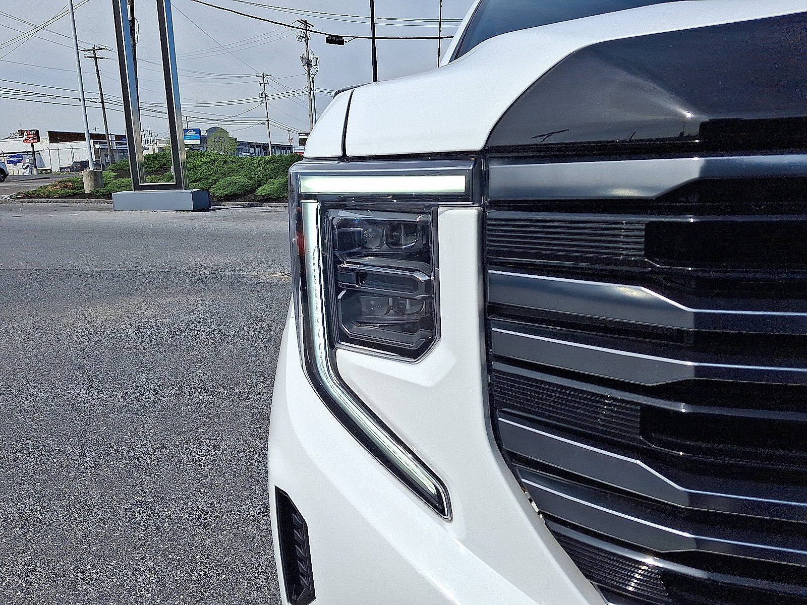 Used 2025 GMC Sierra 1500 AT4 w/ Technology Package AWD/4WD image 9