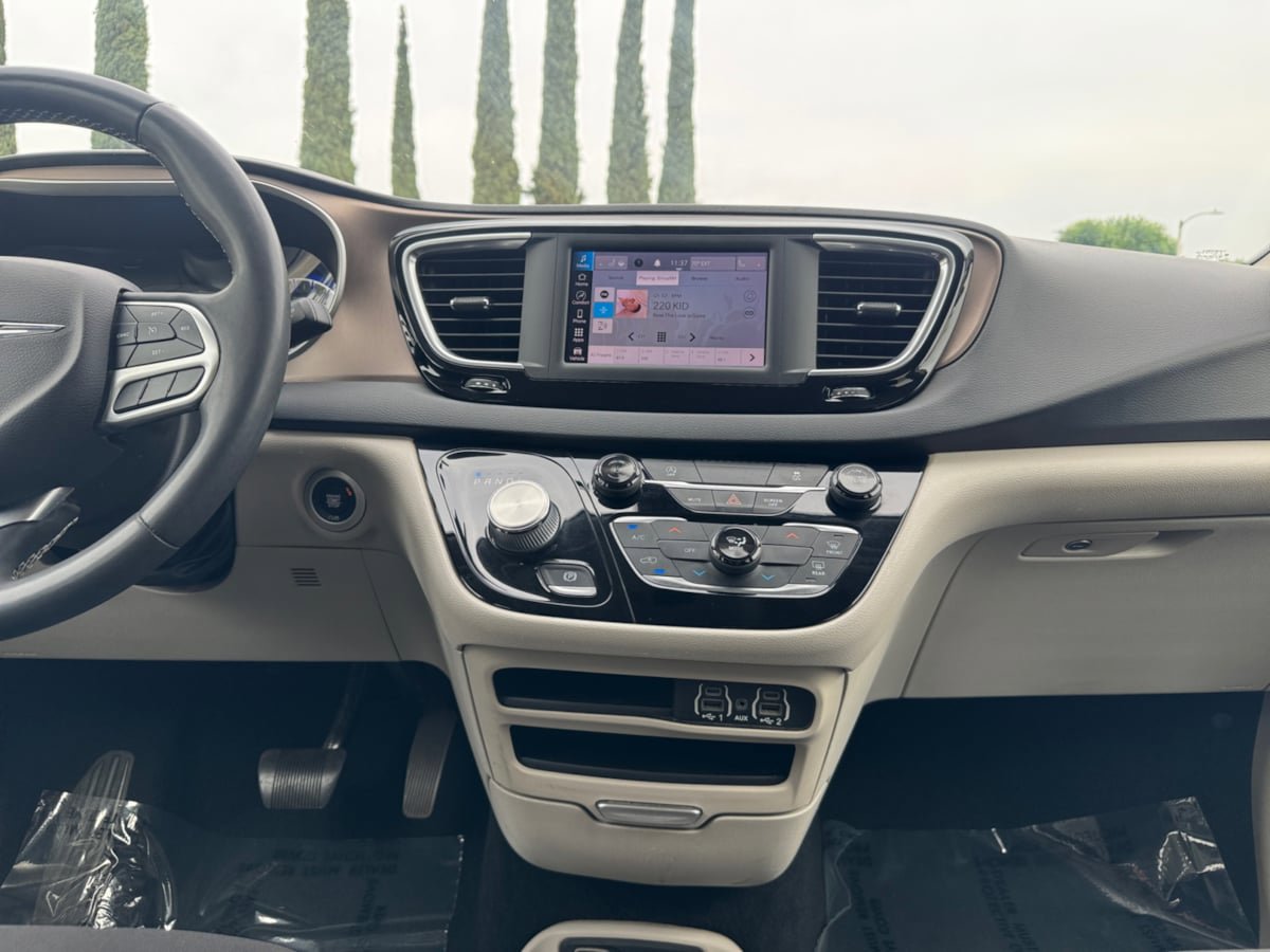 Used 2022 Chrysler Voyager LX FWD image 15