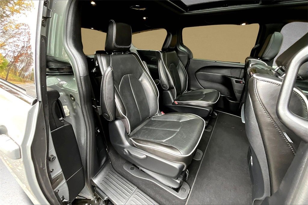 Used 2022 Chrysler Pacifica Limited w/ Uconnect Theater Family Group image 24