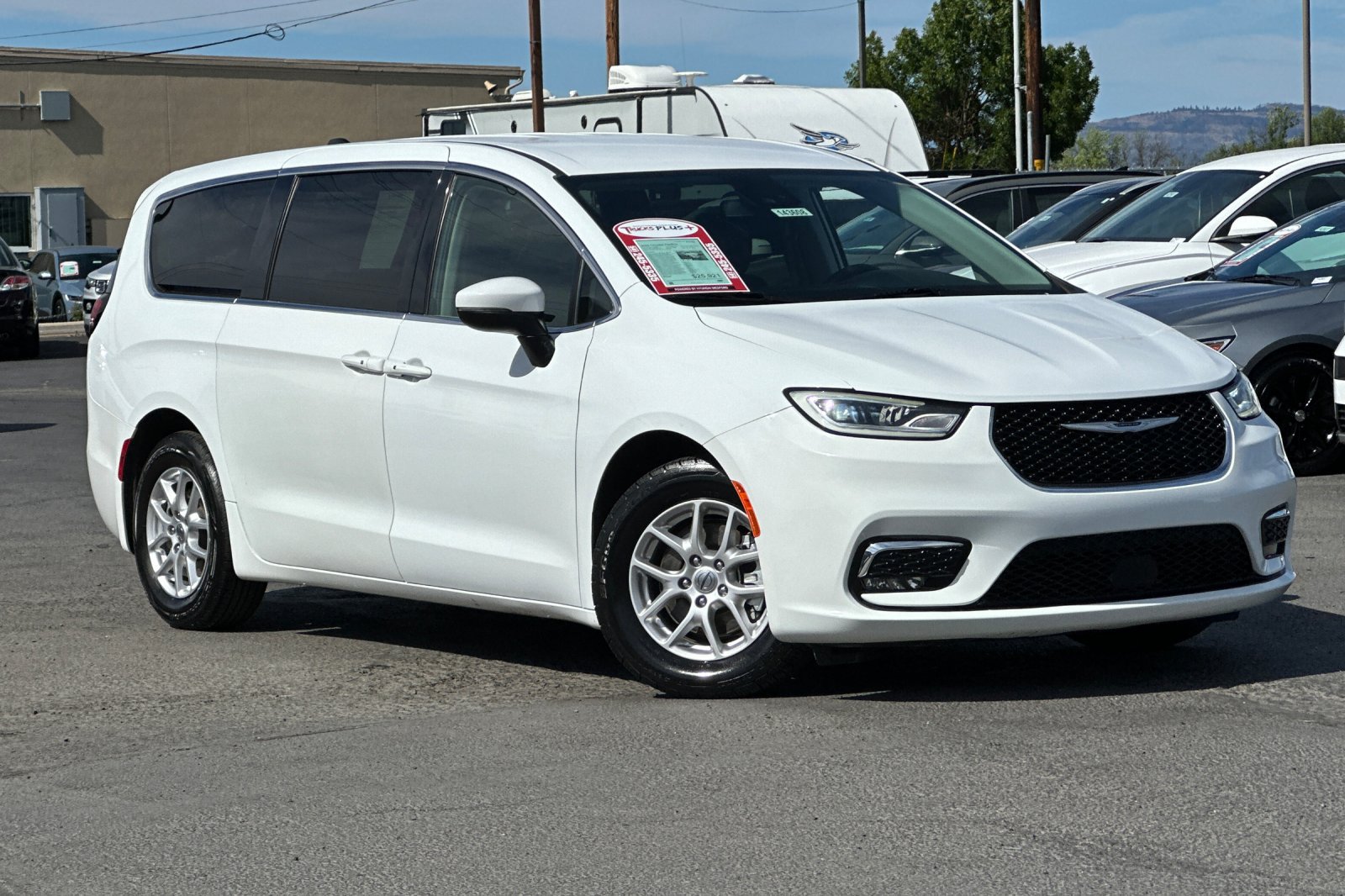 Used 2023 Chrysler Pacifica Touring-L FWD image 2