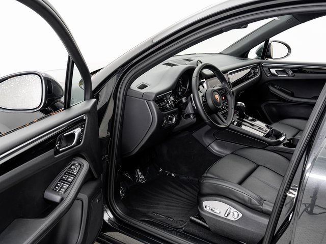 Certified 2025 Porsche Macan image 7